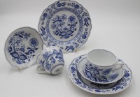 Los 8009 <br>2x Kaffee-Gedecke, Hutschenreuther, Zwiebelmuster, 1 Gedeck mit Schleifstrich, ca. H-6,5cm.