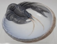 Los 8017 <br>Schale mit plastischem Hummer, Royal Copenhagen, polychrome Unterglasurmalerei, Entw. Erik Nielsen, Modellnr. 3277, D-16cm