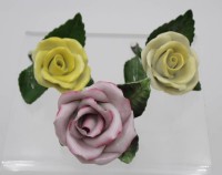 Los 8018 <br>3x Tisch-Rosen, Herend, Bl&uuml;ten je mit kl. Chips, ca. H-5cm.