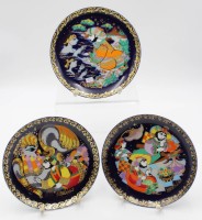 Los 8021 <br>3x Wandteller, Rosenthal studio-linie, Sindbad der Seefahrer, Bj&ouml;rn Wiinblad, 2 Teller mit Schleifstrich, ca. H-16,5cm.