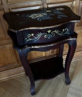 Auktion  / Los 14000 <br>kl. Beistelltischchen mit floraler Bemalung