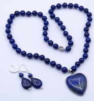 Los 1037 <br>Halskette mit paar Ohrh&auml;ngern, silberfarbene Monturen, Halskette L. 55cm, zus. 70g.