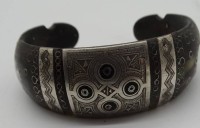 Auktion 343 / Los 1048 <br>Armspange aus Horn, Silberbeschlagen, wohl Indien?, älter