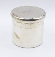 Los 11000 <br>Teedose o.&auml;. Silber, England, Monogrammiert, H. 6,0cm, D. 6,5cm, einige Dellen vorhanden, 105g.
