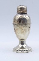 Los 11003 <br>Einzelner Streuer, Sterlingsilber, Birks, Alters- und Gebrauchsspuren, H. 8,5cm, gef&uuml;llter Stand