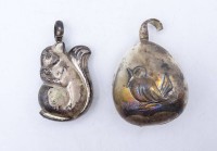 Los 11006 <br>2x Babyrasseln ohne Bei&szlig;ring, versilbert, Alters- und Gebrauchsspuren