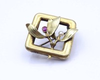 Los 1051 <br>Gold Brosche mit Perle und Rubin, Gold 585/000, 3,8x3,8cm, 3,9g.