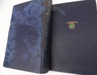 Auktion 343 / Los 7002 <br>Adolf Hitler "Mein Kampf" blaue Ausgabe, 1933, Einband und einige Seiten fleckig, ansonsten gut erhalten, innen Lesezeichen mit Spruch eines jüdischen Philosophen (Tibbon)