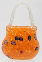 Los 10008 <br>Vase in Taschenform, wohl Murano, farbige Einschmelzungen, ca. H-20cm B-14cm.