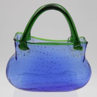 Los 10009 <br>Vase in Taschenform, wohl Murano, blau/gr&uuml;n, 1x Henkel fehlerhaft, H-21cm B-20cm.