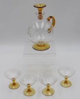 Los 10014 <br>Lik&ouml;rkaraffe mit 4 Gl&auml;sern, wohl 40/50er Jahre, floraler Schliff, 1x Glas mit Chip, ca. H-20,5cm u. 7,3cm.