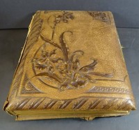 Los 6039 <br>altes Leder-Fotoalbum mit 26 Fotos vor 1900, Buchr&uuml;cken fehlt