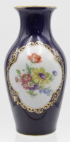 Auktion 343 / Los 8036 <br>Vase, Lindner, Kobalt, Blumenbemalung, Gebrauchsspuren, ca. H-20cm.
