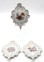 Auktion 343 / Los 8041 <br>3x Wandplaketten, Lindner, florale Bemalungen, 20 x 14,3cm.