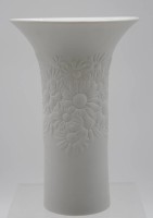 Auktion 343 / Los 8043 <br>Künstlervase, Rosenthal, R. Nairac, Weißporzellan, florales Relief, H-20,8cm.