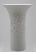 Los 8043 <br>K&uuml;nstlervase, Rosenthal, R. Nairac, Wei&szlig;porzellan, florales Relief, H-20,8cm.