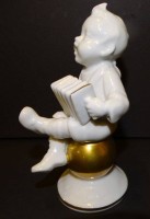 Auktion 369<br>Junge mit Ziehharmonika auf Goldkugel "Gerold", H-13 cm