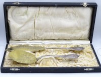 Los 11014 <br>Zwei Vorlegeteile in Kasten, Silber 800/000, verziert, L. 23,5-28cm, Monogrammiert, zus. 222g.