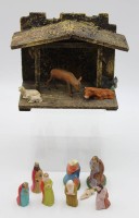 Los 15015 <br>Weihnachts-Krippe, 11 Figuren anbei, Material?, &auml;lter, teilw. Altersspuren, ca. H-17cm B-23cm T-12,5cm.