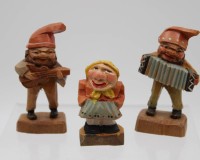 Auktion 343 / Los 15018 <br>3x div. kl. Holz-Figuren, Wichtel, Anri?, ca. H-8,5cm, Altersspuren