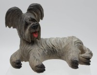 Auktion 343 / Los 15020 <br>Holzfigur, liegender Hund, bewegl. Kopf, H-10,5cm L-16,5cm.