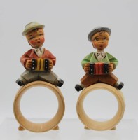 Los 15021 <br>Paar Serviettenringe, Holzarbeiten, bewegl. K&ouml;pfe, ca. H-11cm.