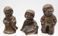 Auktion 343 / Los 15023 <br>3x div. kl. Kinderfiguren, Bronze, wohl Julia Limpke,  ca. H-8,5cm.