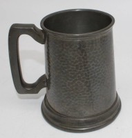Auktion 343 / Los 15024 <br>englischer Bierkrug, Zinn mit Glasboden, Hammerschlagdekor, H-12,5 cm
