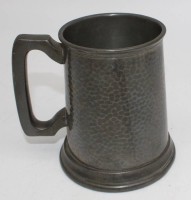 Los 15024 <br>englischer Bierkrug, Zinn mit Glasboden, Hammerschlagdekor, H-12,5 cm
