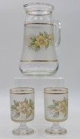 Auktion 345 / Los 10010 <br>Wasserkrug mit 2 Gläsern, florales Dekor, signiert, Krug H-22cm Gläser H-12,2cm.