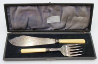 Auktion 343 / Los 11021 <br>Fischvorlegebesteck, John Batt &amp; Co Ltd, 1899, Silber/Bein, in Kasten dieser nicht original, Messergriff gerissen, ca. L-29cm