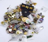 Los 15038 <br>Gro&szlig;es Konvolut Anstecker, Pins, etc.