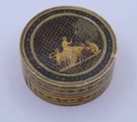 Auktion 343 / Los 15041 <br>Runde Deckeldose aus Bein, 18./19. Jahrhundert, D. 6,0cm, H. 2,5cm, tw. Beschädigt