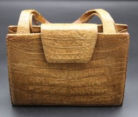 brauen Damen-Handtasche, Kroko, älter, leichte Tragespuren, 21,5 x 27cm.