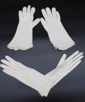 2 Paar Glace-Handschuhe um 1900, wohl ungetragen.