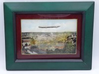 Auktion 343 / Los 15049 <br>Ansichtskarte "Zeppelin über Bromberg" mit Perlmutteinlagen im Rahmen, 18x23cm