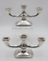 Los 11028 <br>Paar 3flammige Leuchter, Sterling, je gef&uuml;llter Stand, zus. ca. 914gr., je H-14cm B-28cm.