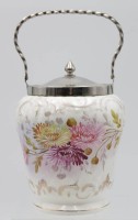 Auktion 500017 / Los  <br>Keks-Eimer, florales Dekor, Metallmontur, am Stand bestossen, H-18,5cm.