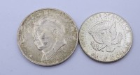 Auktion 500017 / Los  <br>Mao Tse Tung Medaille (versilbert) und Half Dollar 1964 (Silber)