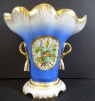 Auktion 500017 / Los  <br>Biedermeier-Vase mit Vogelpaar in Reserve, Goldstaffage etwas berieben, H-22 cm, B-20 cm, am Stand mit Abplatzer