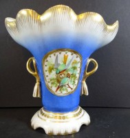 Los  <br>Biedermeier-Vase mit Vogelpaar in Reserve, Goldstaffage etwas berieben, H-22 cm, B-20 cm, am Stand mit Abplatzer