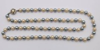 Auktion 500017 / Los  <br>Modeschmuck-Perlenkette, 2farbig, ca. L-80cm.