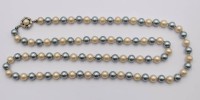 Los  <br>Modeschmuck-Perlenkette, 2farbig, ca. L-80cm.