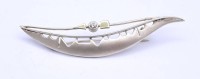 Los  <br>925er Silber Brosche mit einem rund facc. klaren Stein, L. 7,0cm, 5,3g.
