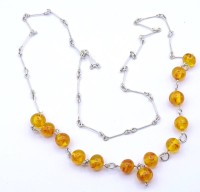 Los  <br>Halskette mit Bernsteinkugeln, Silber gepr., fehlender Anhänger?, L. 80cm, 18,6g.