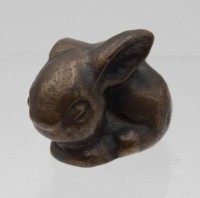 Auktion 500017 / Los  <br>kl. Bronze-Hase, ca. H-3,5cm.