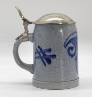 Auktion 500017 / Los  <br>Keramikkrug mit Zinndeckel, H. 15cm