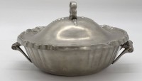 Los  <br>Deckelterrine aus Zinn, H. 7,5cm, D. 21,5cm