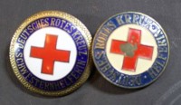 Auktion  / Los 7022 <br>2x Rotes Kreuz Abzeichen, emailliert, 1x mittig mit Abplatzer, wohl Vorkrieg