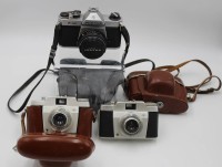 Los 16017 <br>3x div. Fotoapparate, 2x Agfa Silette und 1x Asahi Pentax, Funktionen nicht gepr&uuml;ft, Gebrauchsspuren